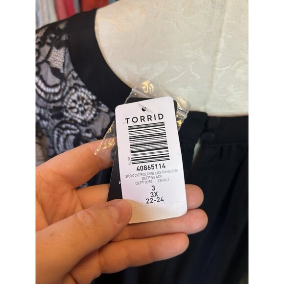 Torrid Studio Crepe Lace Trim Sleeves Blouse Black Solid High Neck Sz 3 (3X) - Picture 8 of 11